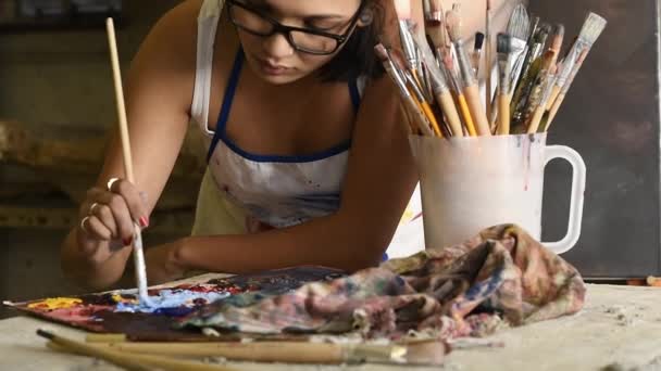 Estudiante mezcla pintura en la paleta — Vídeos de Stock