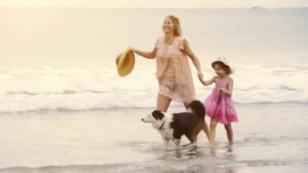 Mutter und Tochter spazieren am Strand — Stockvideo