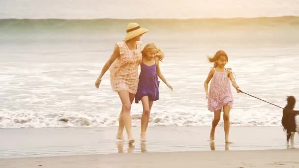 Mutter und Tochter spazieren am Strand entlang — Stockvideo