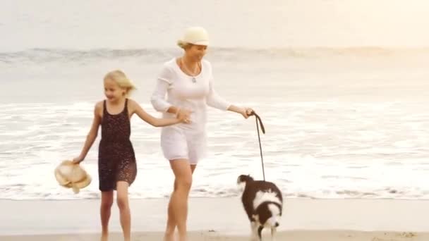 Mãe e filha andando na praia — Vídeo de Stock