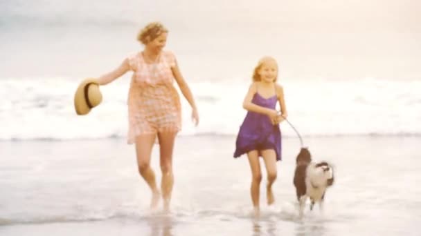 Mor och dotter går på stranden — Stockvideo