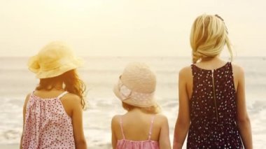 Deniz kıyısında duran kız