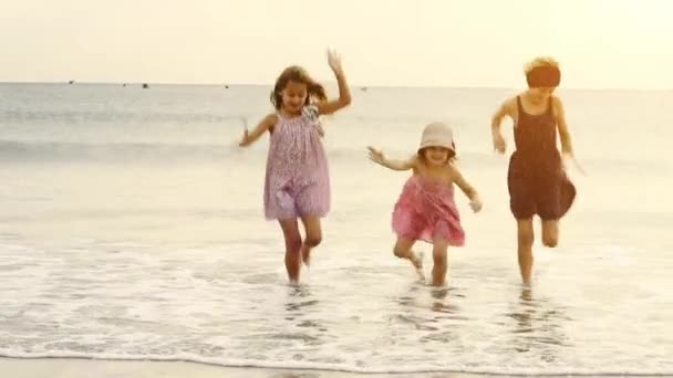 Irmãs em pé na costa do mar — Vídeo de Stock