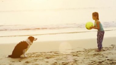 Kız köpekle oynamak