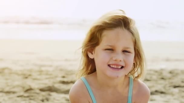 Chica joven en la playa — Vídeo de stock