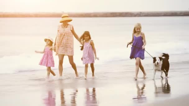 Mãe e filhas andando ao longo da praia — Vídeo de Stock