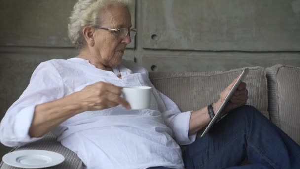 Oma arbeitet mit digitalem Tablet — Stockvideo