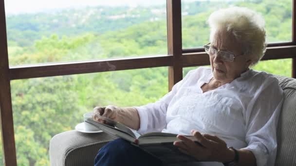 Mulher lendo um livro — Vídeo de Stock