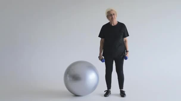 Femme coups de pied ballon — Video