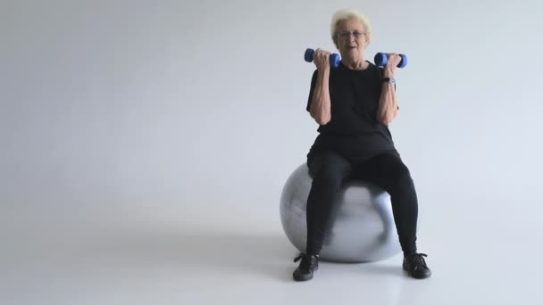 Женщина делает упражнения плеча — стоковое видео