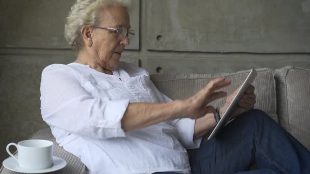 Бабушка работает с цифровым планшетом — стоковое видео