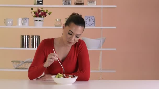 Mujer comiendo ensalada dietética — Vídeos de Stock