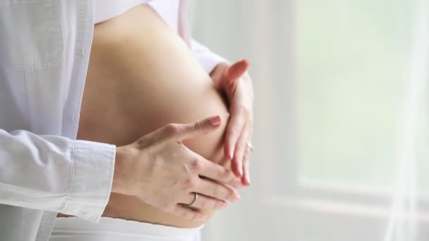 Gravid kvinna smeker magen — Stockvideo