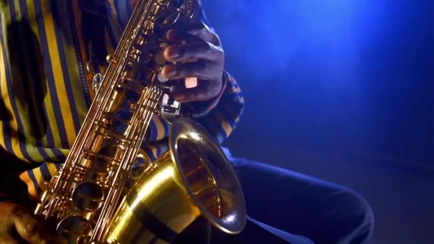 Man spelar saxofon — Stockvideo