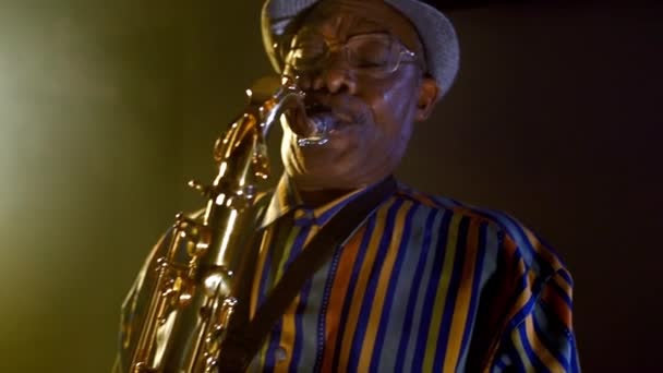 Hombre tocando el saxofón — Vídeos de Stock