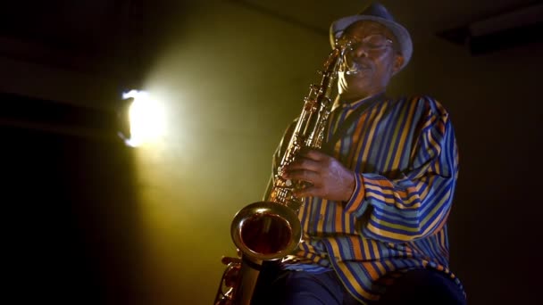 Hombre tocando el saxofón — Vídeos de Stock