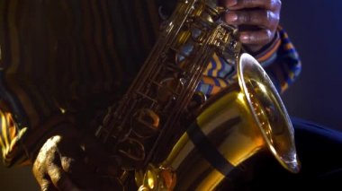 Saksafon çalan adam 