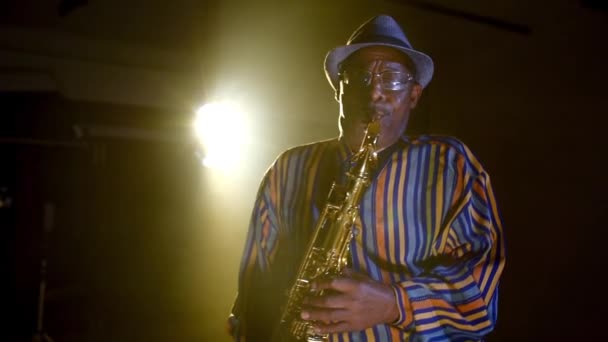 Man spelar saxofon — Stockvideo