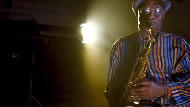 Man spelar saxofon — Stockvideo