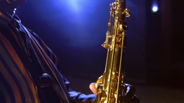 Музыкант играет на саксофоне — стоковое видео