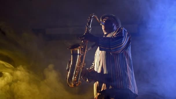 Músico tocando el saxofón — Vídeo de stock