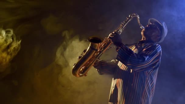 Muzikant die saxofoon speelt — Stockvideo