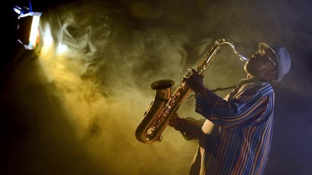 Musicien jouant du saxophone — Video