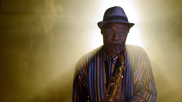 Musicien jouant du saxophone — Video