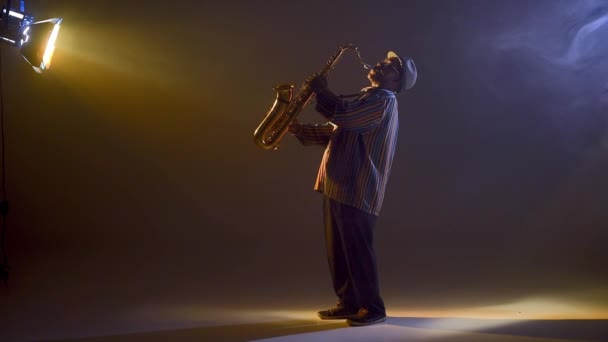 Музикант грає на саксофоні — стокове відео