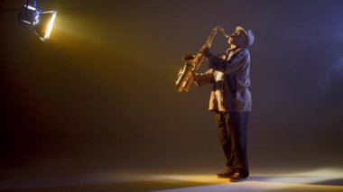 Saksafon çalan müzisyen