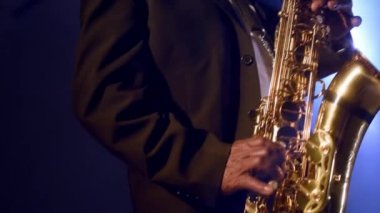 Saksafon çalan müzisyen