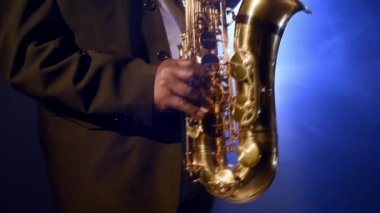 Saksafon çalan müzisyen