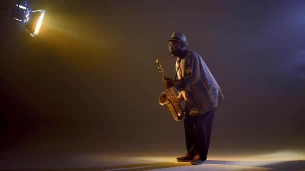 Musician playing the saxophone — Stock Video