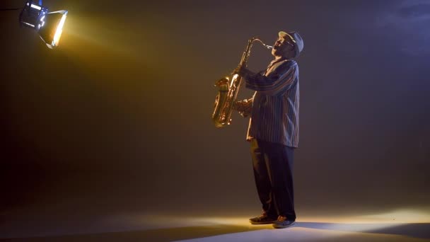 Músico tocando el saxofón — Vídeos de Stock