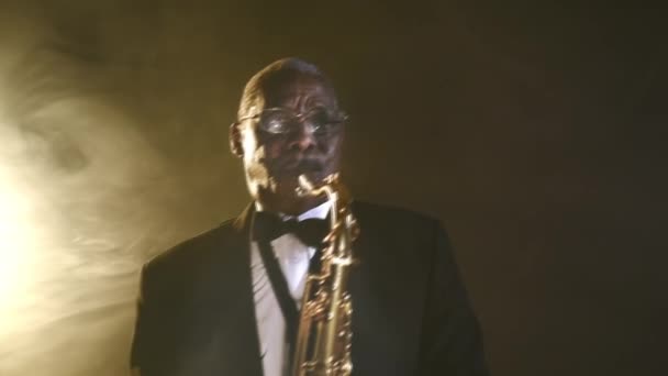 Muzikant die saxofoon speelt — Stockvideo