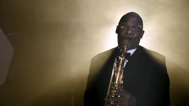 Muzikant die saxofoon speelt — Stockvideo