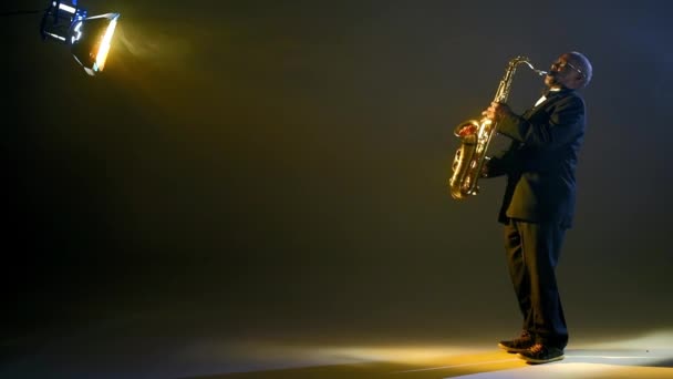 Musician playing the saxophone — Stock Video