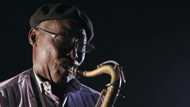 Hombre tocando el saxofón — Vídeos de Stock