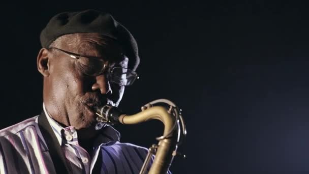 Homem a tocar saxofone — Vídeo de Stock