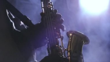 Saksafon çalan müzisyen