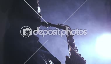 Saksafon çalan müzisyen