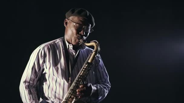 Человек, играющий на саксофоне — стоковое видео