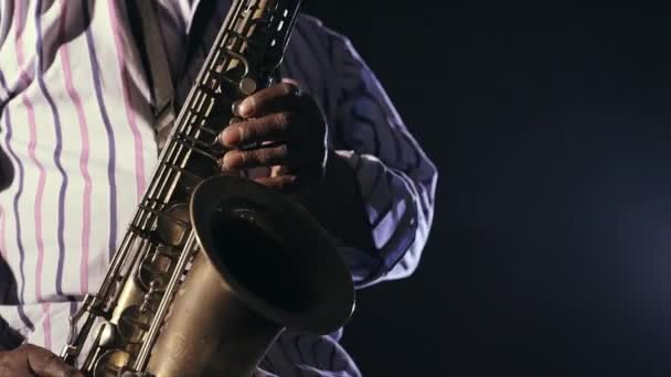 Hombre tocando el saxofón — Vídeos de Stock