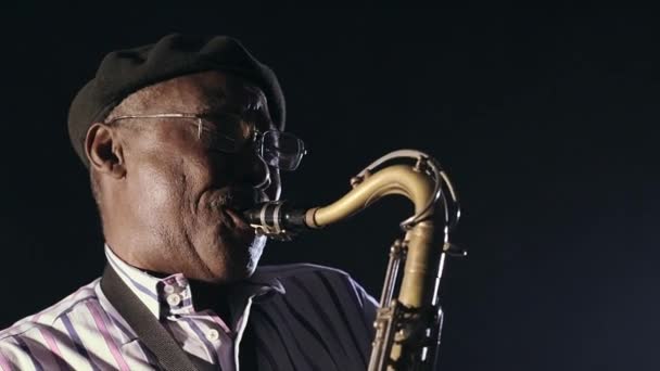 Hombre tocando el saxofón — Vídeos de Stock