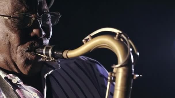 Człowiek grający na saksofonie — Wideo stockowe