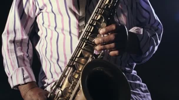 Hombre tocando el saxofón — Vídeos de Stock