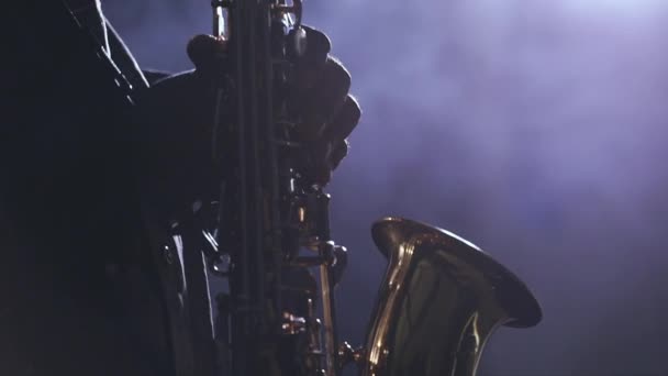 Man spelar saxofon — Stockvideo