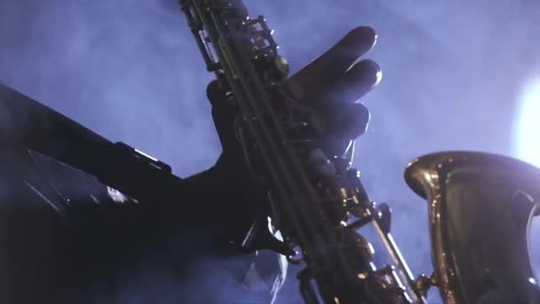Hombre tocando el saxofón — Vídeo de stock