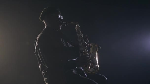 Musisi memainkan saksofon — Stok Video