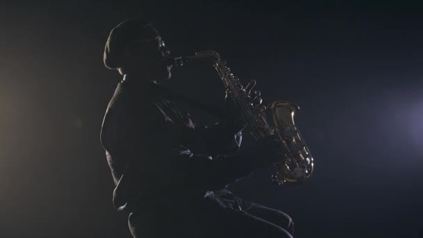 Músico tocando el saxofón — Vídeo de stock